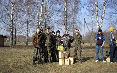 Jaunieji šauliai pasitiko pavasarį: inkilų kėlimo šventė Telšiuose