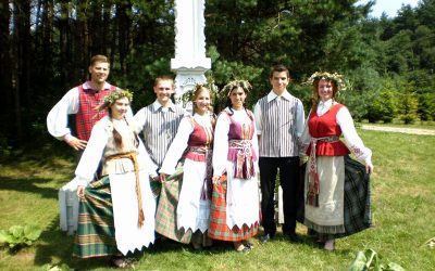 Šauliai studentai Didžiosios kovos apygardos partizanų šventėje Mūšios parke