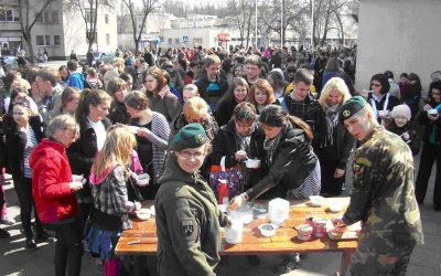 Vilniaus apskrites jaunieji šauliai vaišino šventės dalyvius