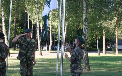 Šaulių sąjungos vėliava jau plevėsuoja jaunųjų šaulių stovyklose