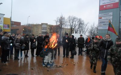 Atgimimo aikštėje – žvakių šviesa žuvusiesiems Ukrainoje