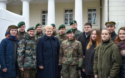 Šauliai studentai ir jaunieji šauliai prezidentūros kiemelyje atstovavo LŠS