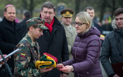 Kadenciją baigęs J. Olekas perdavė Krašto apsaugos ministerijos vėliavą R. Karobliui