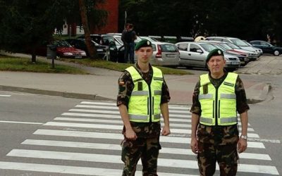 Šauliai su policijos pareigūnais budi prie pėsčiųjų perėjų