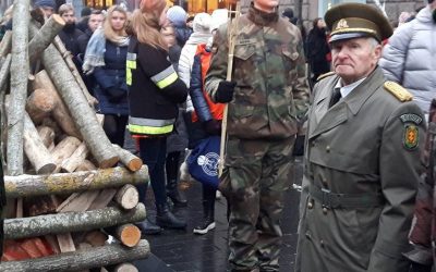 Tarp 100 laužų suliepsnojo ir Lietuvos šaulių sąjungos laužas