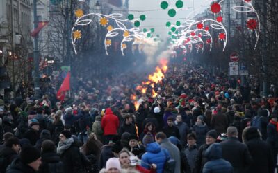 Vasario 16-oji – vėliavų jūra, priesaikos žodžiai ir simboliniai laužai