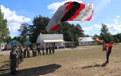 Parašiutinio rengimo stovykloje – įveiktos jaunųjų šaulių baimės ir jaudulys