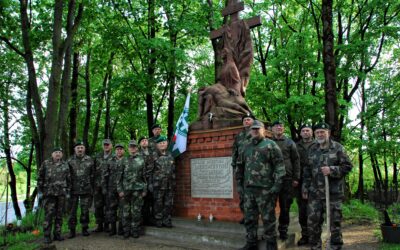 Sutvarkyti ir pagerbti žuvusių karių kapai