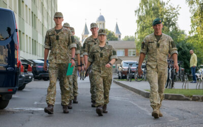 Tarp LKA pirmakursių ir jaunieji šauliai