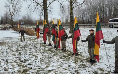 Minint Lietuvos kariuomenės dieną atidengtas paminklas, skirtas pirmosioms kautynėms atminti
